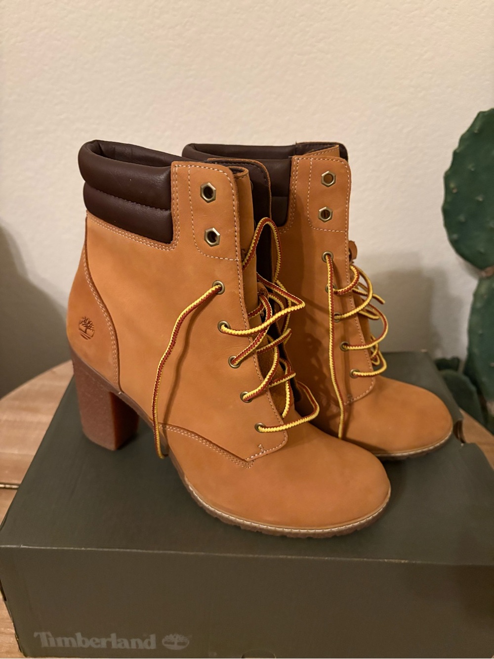 Timberland Tan Nubuck Lace-Up Heeled Boots with Dark Brown Collar